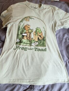 Womans Graphic Tee - Sage Green Frog And Toad